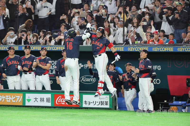 日本隊大谷翔平（前左）2局轟出滿貫砲，助隊取得領先優勢，與隊友開心致意。（中央社檔案照片）