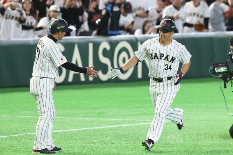 日本隊吉田正尚（右）3局在韓國隊換投後隨即開轟，也是日本隊單局第3支全壘打。中央社記者王騰毅東京攝　115年3月7日