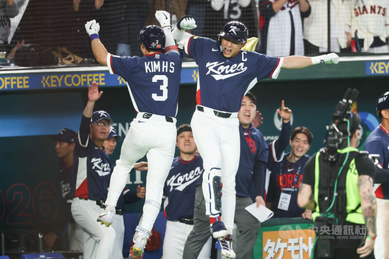 韓國隊金慧成（前左）4局上半轟出2分砲，再度將雙方比分追平，全隊士氣大振。中央社記者王騰毅東京攝　115年3月7日