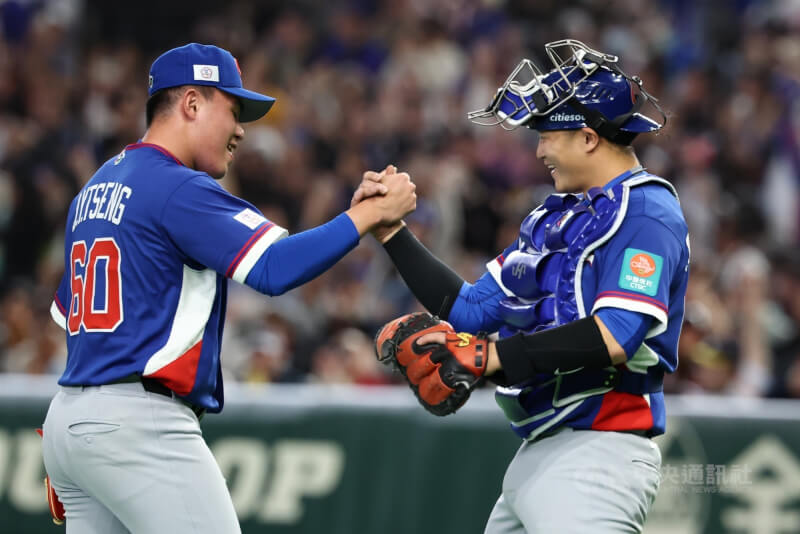 台灣隊終場以14比0、7局扣倒捷克隊，首勝開張，投手曾峻岳（左）與捕手蔣少宏（右）開心慶祝。中央社記者王騰毅東京攝　115年3月7日