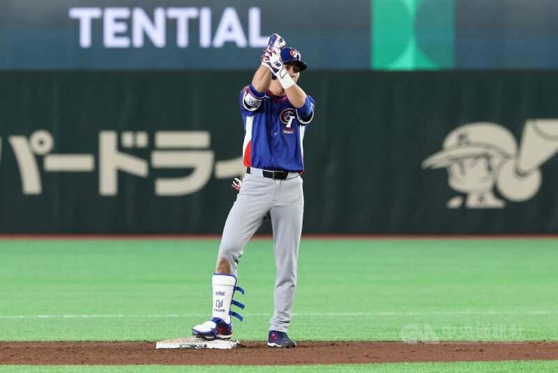 台灣隊陳晨威（圖）6局上擊出二壘安打，一棒2分打點，他在壘上比出慶祝手勢。中央社記者王騰毅東京攝　115年3月7日