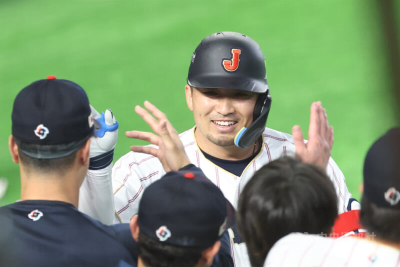 日本隊鈴木誠也（中）繼首局2分砲後，3局再度敲出超前比分陽春砲。中央社記者王騰毅東京攝　115年3月7日