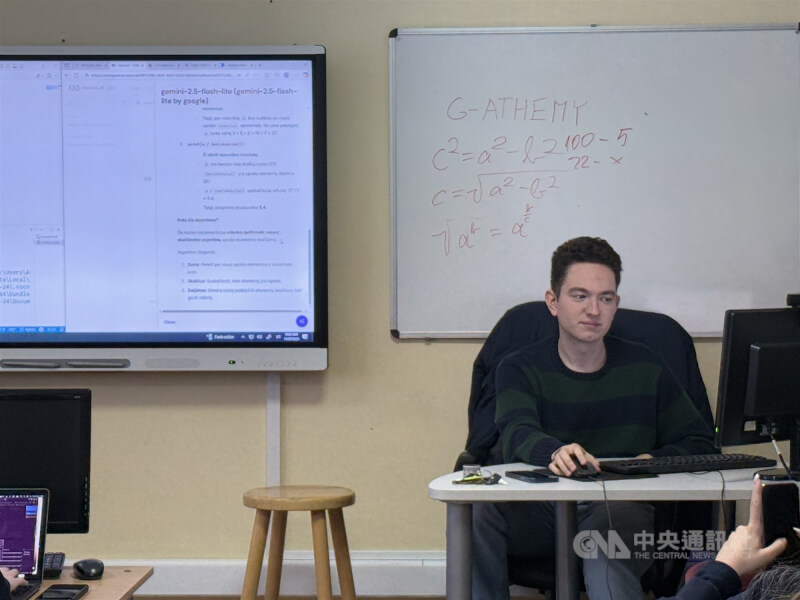 維爾紐斯Saulės高中的IT老師米卡斯，在課堂上利用立陶宛科技集團Tesonet免費提供學校使用的大型語言模型的AI平台nexos.ai，引導學生如何下指令、選擇合適的語言模型，將AI作為學習輔助工具。中央社記者游堯茹維爾紐斯攝　115年3月7日