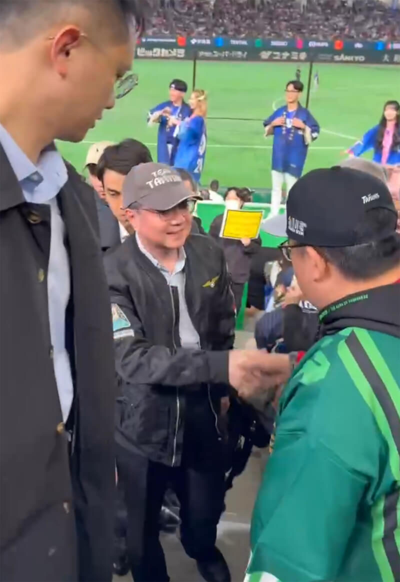 世界棒球經典賽（WBC）7日C組預賽，台灣以14比0提前在7局結束對捷克比賽，拿下首勝。行政院長卓榮泰（前中）被球迷目擊親赴現場看球，一起高喊「Team Taiwan」。中央社記者王揚宇攝　115年3月7日