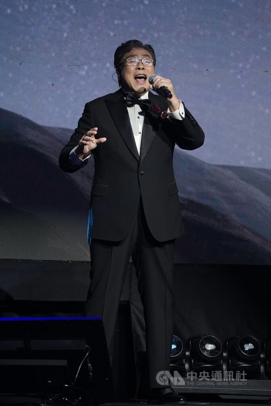 歌手楊烈（圖）7日晚間在台灣戲曲中心舉辦「自由之地」巡迴演唱會台北場，獻唱耳熟能詳的成名曲。中央社記者徐肇昌攝　115年3月7日