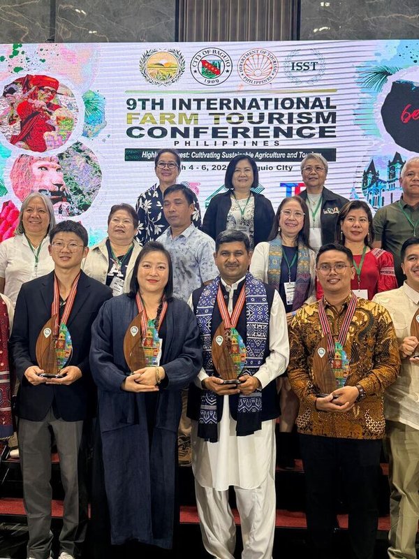 台灣農業旅遊倡議者方子維（前左），5日在菲律賓山城碧瑤市舉行的亞洲農業旅遊大會上，獲頒「亞洲農業旅遊獎-傑出農業旅遊倡議者」榮譽。（方子維提供）中央社記者林行健馬尼拉傳真 115年3月7日