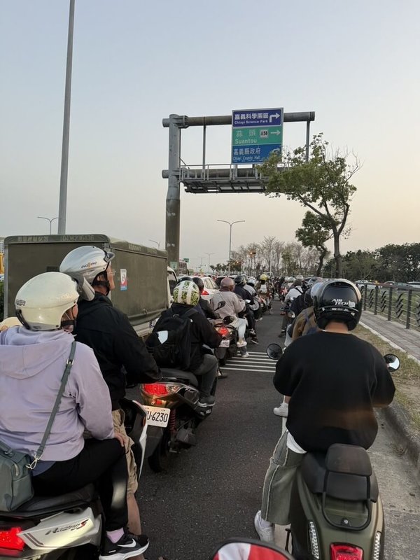 2026台灣燈會在嘉義，7日晚間辦TEAM TAIWAN大遊行吸引爆量人車潮，也導致燈會四周交通大打結，有不少民眾騎機車想參觀燈會，也同樣塞在半途中。（民眾提供）中央社記者蔡智明傳真　115年3月7日