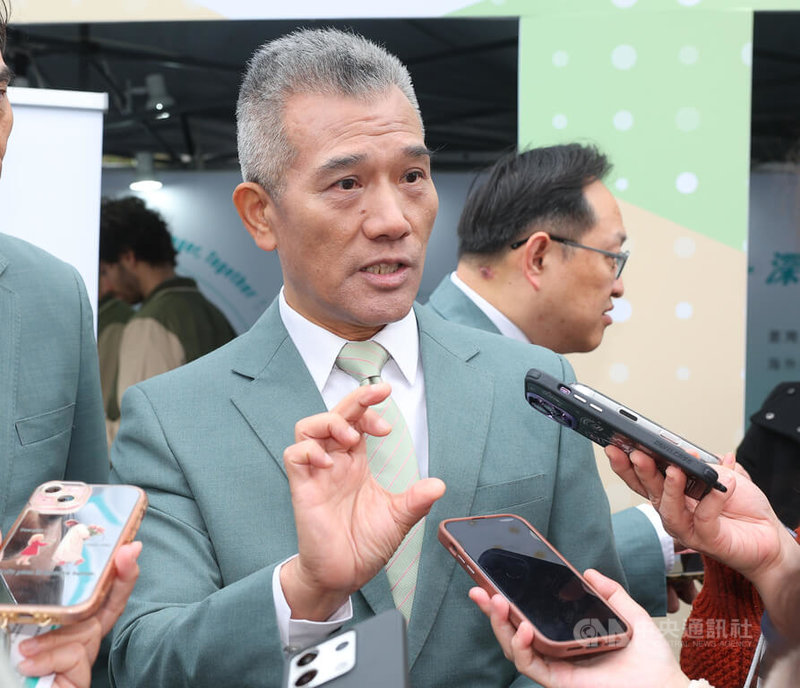 玉山金控7日前進台大校園徵才博覽會，玉山銀行總經理林隆政（前）親自到場參與，向優秀人才招手。中央社記者謝佳璋攝 115年3月7日