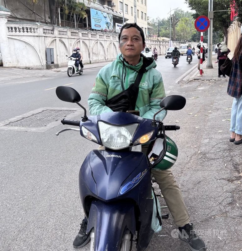 河內的Grab機車騎手清海擔心若戰火持續，石油會短缺，甚至連帶物價飆升。但也有民眾認為，越南也產油，應不至於斷供。中央社記者曾婷瑄河內攝 115年3月7日