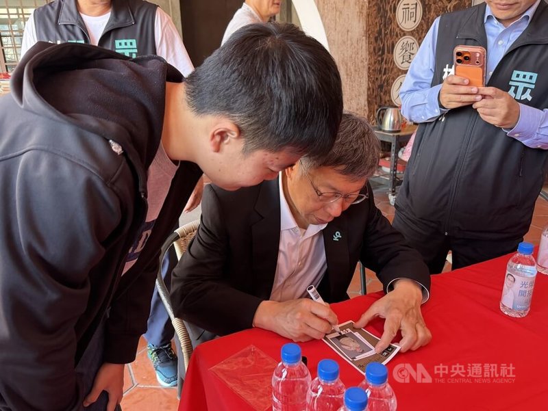 台灣民眾黨前主席柯文哲（前右）8日到屏東展開祈福之旅，有支持者熱情要求簽名。中央社記者李卉婷攝 115年3月8日