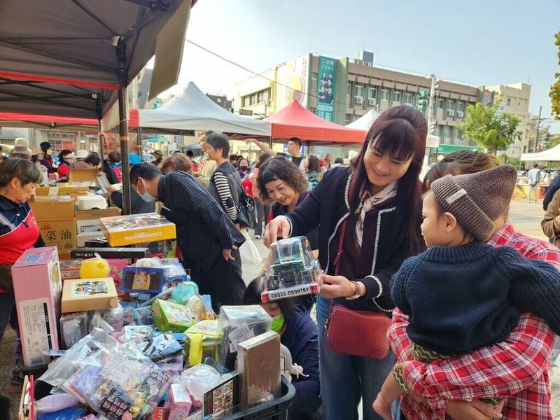 雲林家扶中心為籌措家扶學子助學金，今天辦理無窮世代義賣會，多名民意代表化身叫賣員，短短4小時義賣近6萬元。  （雲林家扶中心提供）　中央社記者姜宜菁傳真　115年3月8日