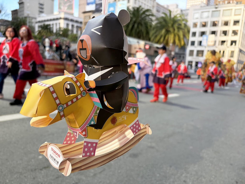 「喔熊馬抵嘉」小提燈助陣舊金山農曆新年遊行台灣傳統廟宇遶境隊伍。（觀光署提供）中央社記者張欣瑜舊金山傳真　115年3月8日