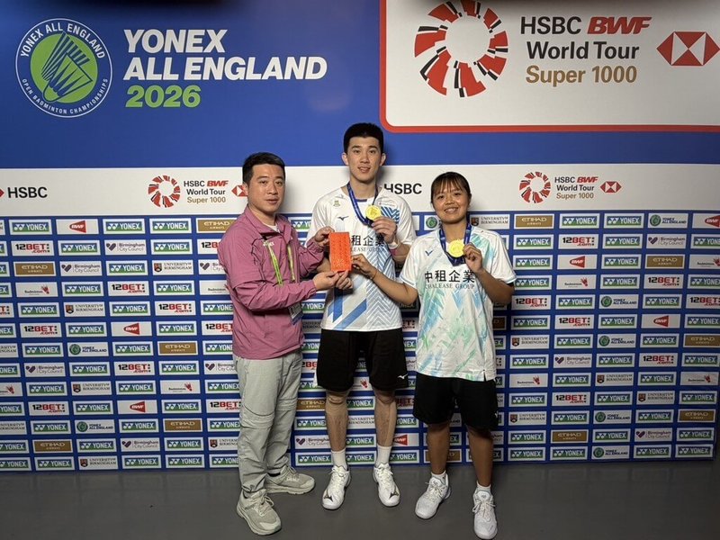 台灣羽球混雙好手葉宏蔚（中）、詹又蓁（右）8日在全英羽球公開賽擊敗法國組合，成為賽史首組奪冠的台灣雙打；葉宏蔚笑說，世界棒球經典賽（WBC）台灣擊敗韓國給他很大激勵。（中租球團提供）中央社記者黎建忠傳真　115年3月8日