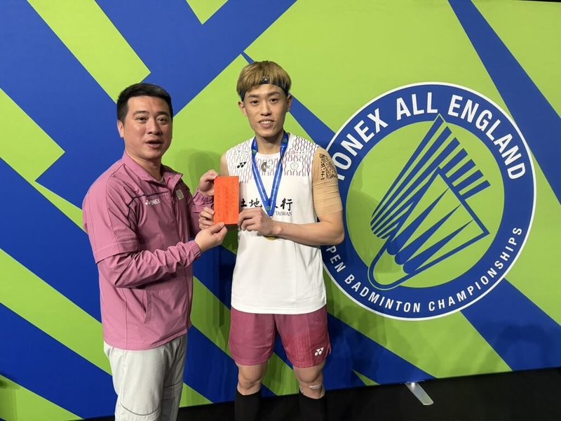 中華民國羽球協會頒發新台幣10萬元獎勵金，給8日在全英羽球公開賽奪冠的台灣男單好手林俊易（右）。（中華民國羽球協會提供）中央社記者黎建忠傳真　115年3月8日