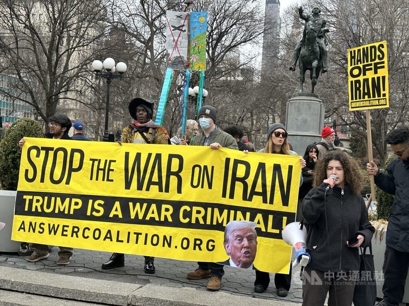 民間團體「阻止戰爭並終止種族歧視組織」結合多個自由派團體，7日在美國各地發起反伊朗戰爭示威，圖為在紐約舉行的群眾活動。中央社記者廖漢原紐約攝　115年3月8日