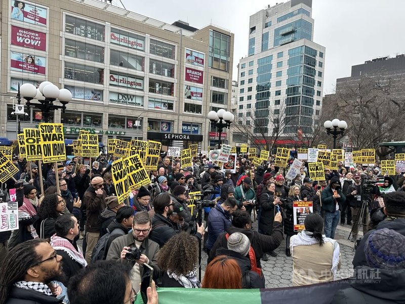 美國民間團體7日在全美各地發起反伊朗戰爭的示威活動，百名紐約反戰人士高舉停止戰爭黃色標語。中央社記者廖漢原紐約攝　115年3月8日