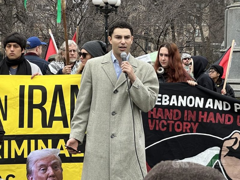 全美伊朗裔美國人協會組織部長馬布拉克在曼哈頓聯合廣場舉行的群眾活動發表演說。中央社記者廖漢原紐約攝　115年3月8日