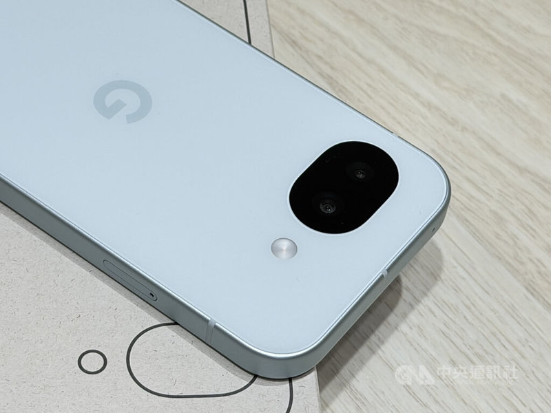 Google Pixel 10a平價手機近期在台灣上市，後置主相機採用完全平整的設計，與旗艦機的凸出造型有明顯區隔。中央社記者吳家豪攝　115年3月8日