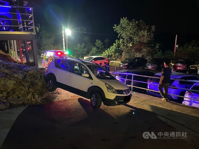 施姓男子7日晚間至台中市霧峰區某餐廳用餐，在停車場疑因倒車不慎，車輛卡在轉彎處大石塊上，施男下車察看時車輛翻覆，但躲避不及遭壓傷送醫不治。（翻攝照片）中央社記者蘇木春傳真　115年3月8日