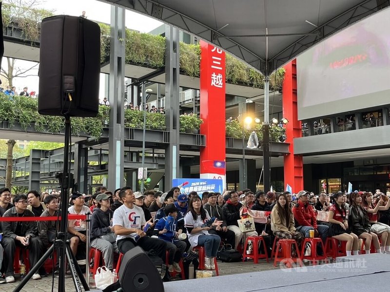 世界棒球經典賽（WBC）台灣隊對戰韓國隊，台北市信義香堤大道直播現場湧入人潮，還有人站在場邊、百貨空橋觀戰，主辦單位指人數破千人，全體隨應援隊帶動為台灣隊加油。中央社記者楊淑閔攝 115年3月8日