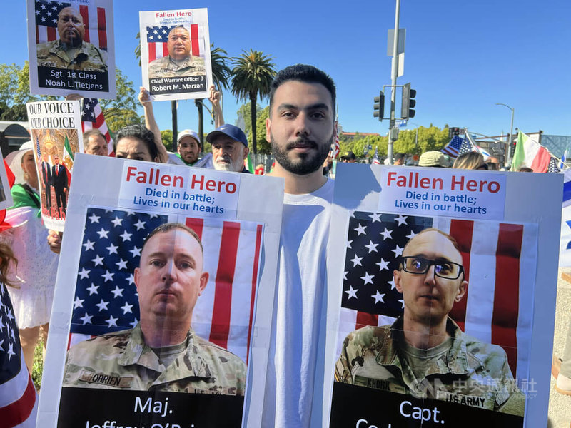 洛杉磯數百名海外伊朗人舉行示威，艾德瑞安（Adrian）手持喪生的美軍士兵照片。他表示，感謝美軍為伊朗人民犧牲生命。中央社記者林宏翰洛杉磯攝　115年3月8日