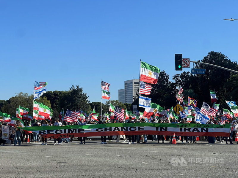 洛杉磯數百名海外伊朗人在聯邦政府大樓前集會，拉開布條訴求政權更替。中央社記者林宏翰洛杉磯攝　115年3月8日