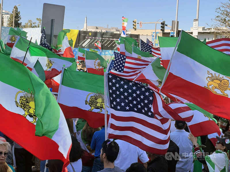 洛杉磯數百名伊朗人在聯邦政府大樓前示威，支持已故伊朗國王之子、王儲芮沙．巴勒維（Reza Pahlavi）回歸，現場一片旗海，都是1979年伊斯蘭革命之前巴勒維王朝的「獅子與太陽」旗幟。中央社記者林宏翰洛杉磯攝　115年3月8日