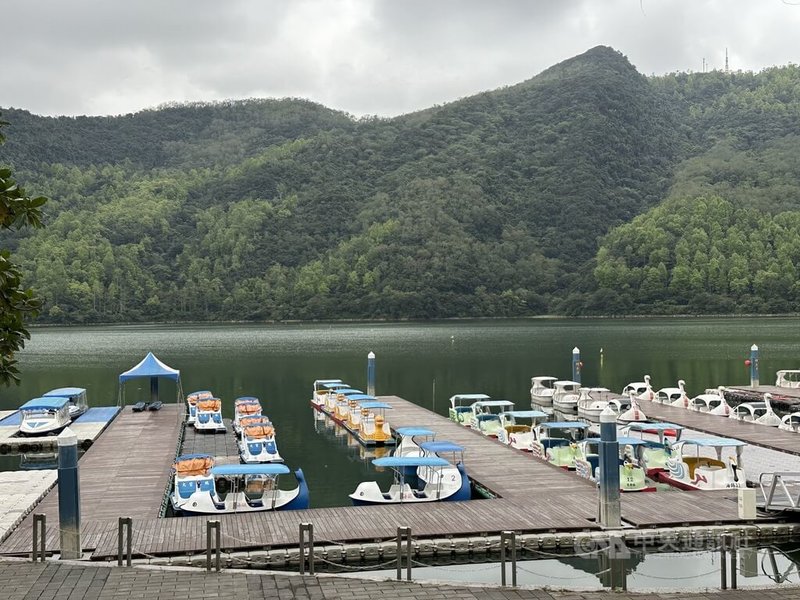 花蓮鯉魚潭春節期間發生天鵝腳踏船翻覆事件，造成9歲男童溺斃，觀光署花東縱谷國家風景區管理處依水域遊憩活動管理辦法，請相關業者暫停營業；湖面上遊憩船隻整齊停靠，風景區顯寂寥。中央社記者李先鳳攝　115年3月8日