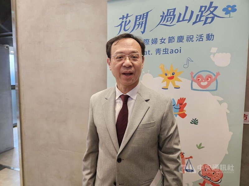 總統賴清德裁示研議暫停藥價調查3年。衛福部長石崇良（圖）8日參加活動前接受媒體訪問指出，專利到期藥品降價照常，節省經費回歸總額，補貼國產藥，非直接投資藥廠建設。 中央社記者陳婕翎攝　115年3月8日