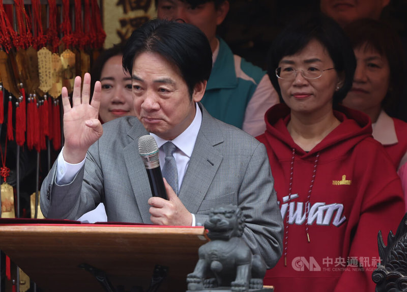 總統賴清德（前左）8日上午前往板橋大井頭福德祠參香祈福，並為民進黨新北市長參選人蘇巧慧（前右）、民進黨籍新北市議員參選人加油打氣。中央社記者趙世勳攝 115年3月8日