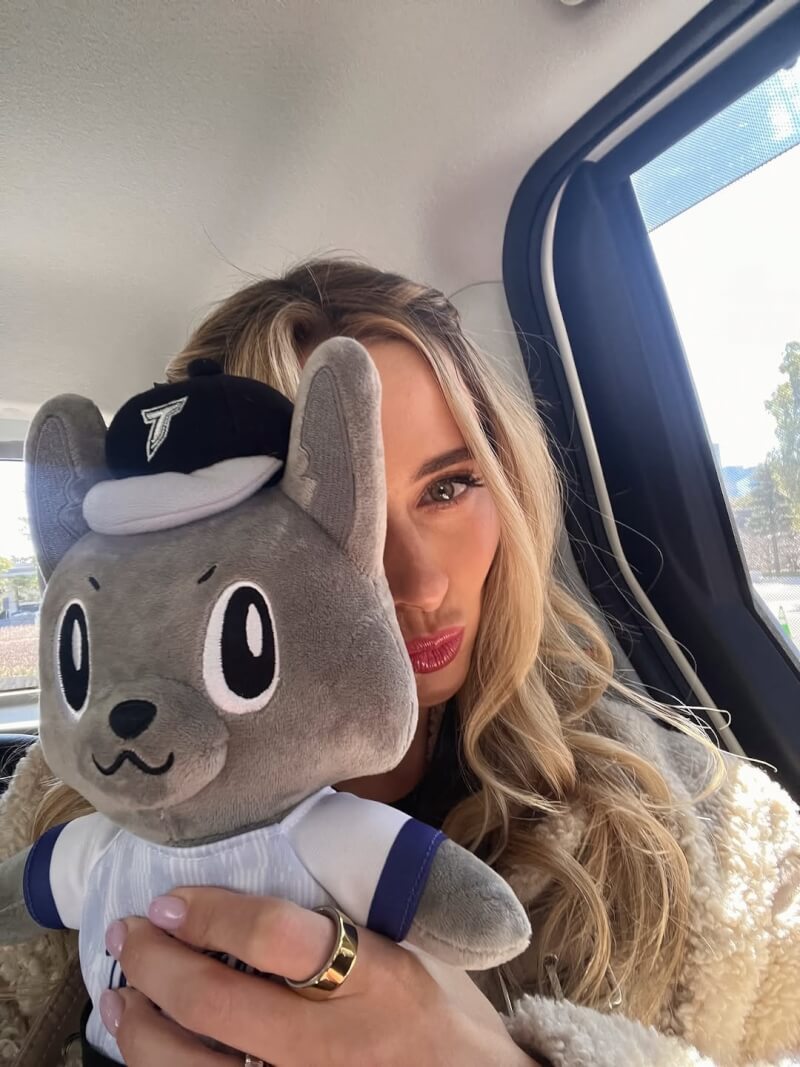 WBC經典賽台美混血好手「費仔」妻子韓納（Hanna Fairchild）手拿台灣隊吉祥物「歐告」娃娃。（圖取自instagram.com/hannafairchi）