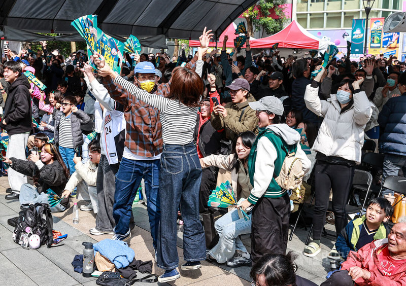 世界棒球經典賽（WBC）台灣隊8日以5比4擊敗韓國，台北三創廣場戶外轉播現場球迷在贏球後歡呼慶祝，氣氛熱烈。中央社記者鄭清元攝　115年3月8日