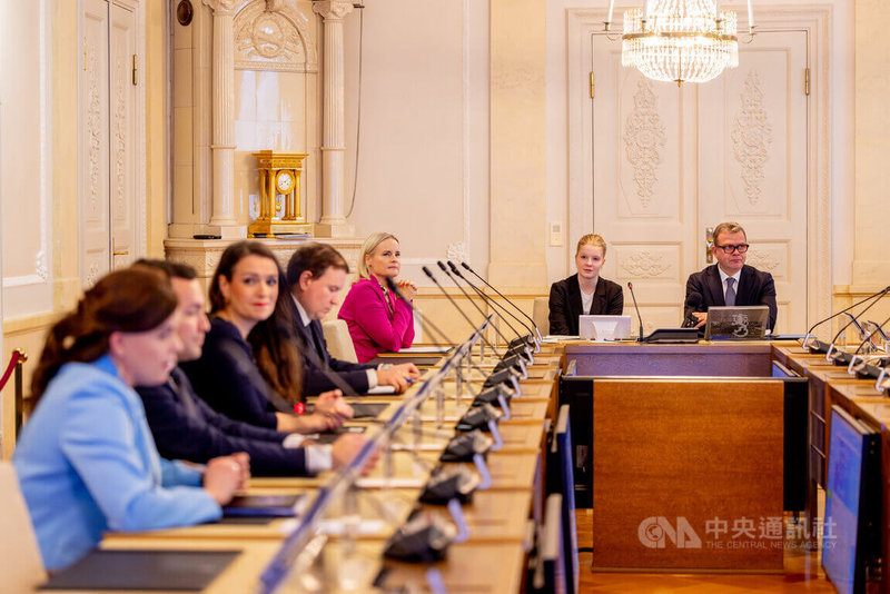 芬蘭總理歐爾波（Petteri Orpo）與「一日總理」米科寧一同出席內閣會議。照片提供芬蘭總理辦公室（ Prime Minister’s Office ）中央社記者巫祈麟赫爾辛基傳真 115年3月8日