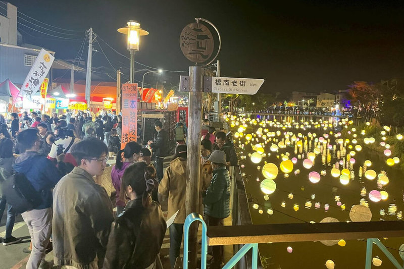 台南市政府舉辦2026月津港燈節與新營波光節，8日為展期最後一天，統計自2月7日開展以來共吸引約123萬人次遊客。圖為月津港燈節活動情形。（台南市文化局提供）中央社記者楊思瑞台南傳真　115年3月8日