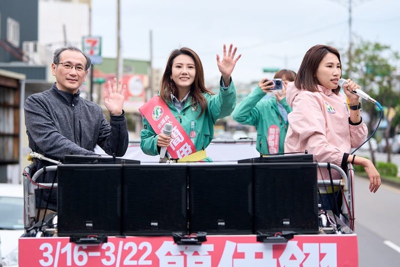 民進黨前立委鄭運鵬(左1)8日陪同桃園市議員參選人簡伊翎(左2)到蘆竹區福山宮參香祈福,隨後展開車隊掃街拜票,並呼籲選民給年輕世代一個機會。(簡伊翎競選辦公室提供)中央社記者吳睿騏桃園傳真 115年3月8日