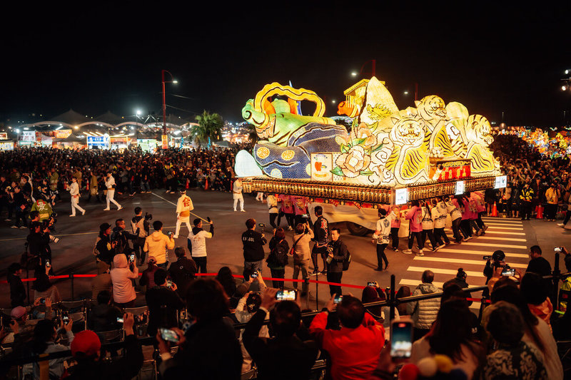 中華文化總會邀請日本青森睡魔師在台灣燈會現地製作燈籠，並帶來「2026台日友好 青森睡魔抵嘉」系列活動，包含7日晚間在台灣燈會「TEAM TAIWAN大遊行」展演睡魔「台日共鳴 天妃神」。（文總提供）中央社記者王寶兒傳真　115年3月8日