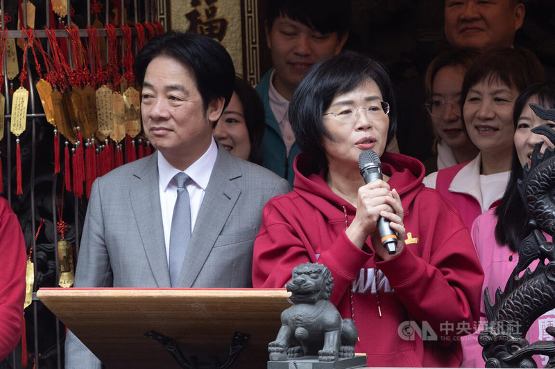 總統賴清德（左）8日上午前往板橋大井頭福德祠參香祈福，民進黨新北市長參選人、立委蘇巧慧（右）表達歡迎，並邀請民眾一同為今日世界棒球經典賽台灣隊加油。中央社記者趙世勳攝 115年3月8日