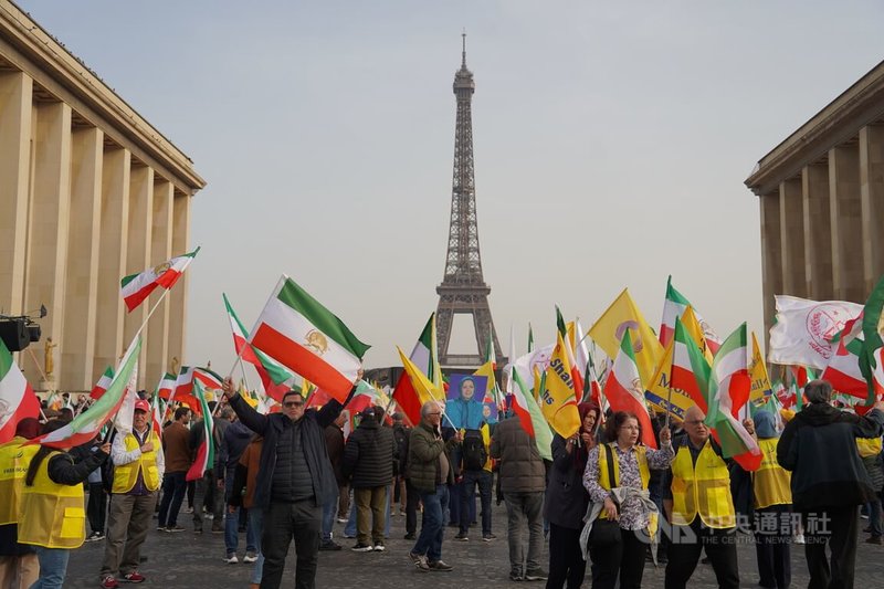 伊朗最高領袖哈米尼命喪美國與以色列攻擊，後續政權問題成為焦點，僑居法國的伊朗人對此看法分歧，其中一部分7日在巴黎集會，主張轉向世俗民主制度；另有一派支持流亡王儲巴勒維返國。中央社記者曾依璇巴黎攝　115年3月8日