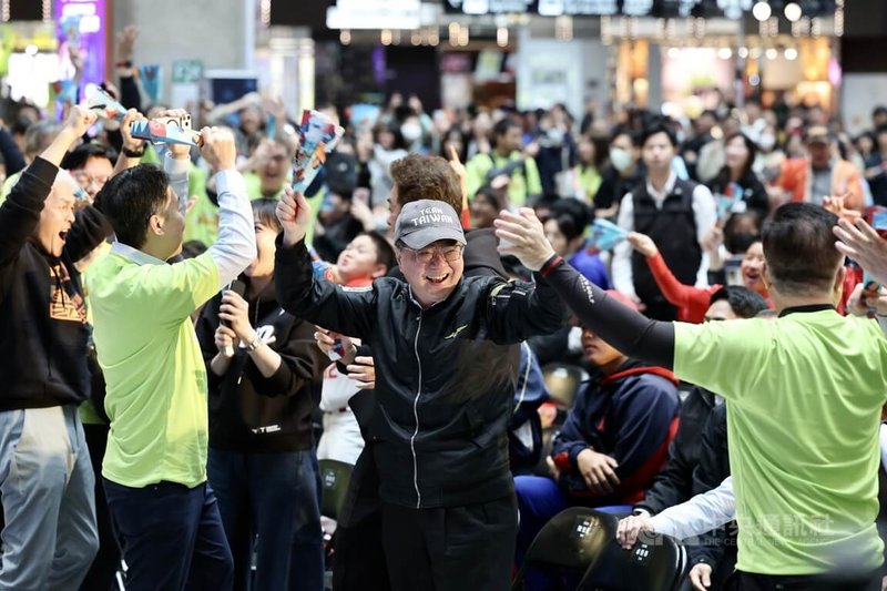 行政院長卓榮泰（中）8日前往台北車站觀看世界棒球經典賽（WBC）台韓對戰轉播，2局上，張育成擊出陽春砲，台灣取得1比0領先，卓榮泰與在場球迷為台灣隊加油打氣。中央社記者張皓安攝　115年3月8日