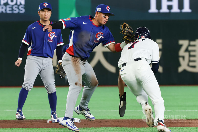 世界棒球經典賽（WBC）8日中午在日本東京巨蛋上演台韓大戰，台灣隊鄭宗哲（中）3局下抓到盜壘者。中央社記者王騰毅東京攝 115年3月8日