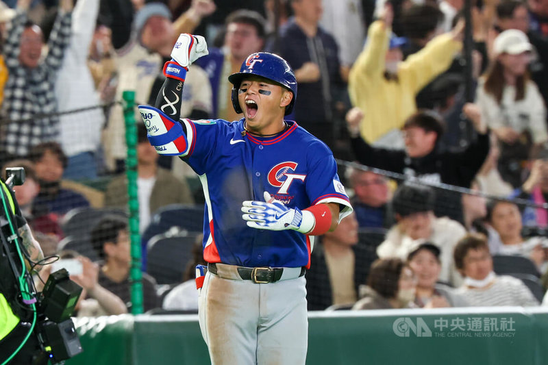 世界棒球經典賽（WBC）8日中午在日本東京巨蛋上演台韓大戰，6局上台灣隊鄭宗哲擊出陽春砲，台灣取得2比1領先。中央社記者王騰毅東京攝  115年3月8日