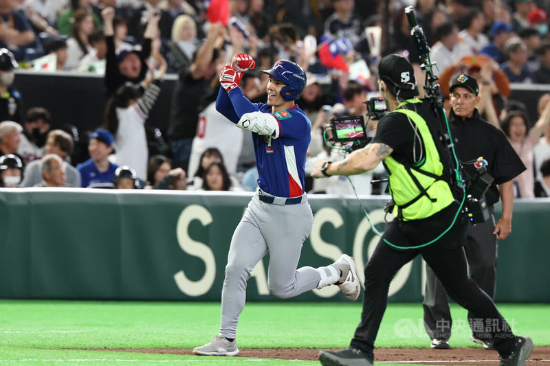 世界棒球經典賽（WBC）8日在東京巨蛋進行台韓大戰，8局上台灣隊費柴德敲出2分砲，高舉勝利手勢繞壘接受歡呼。中央社記者王騰毅攝  115年3月8日