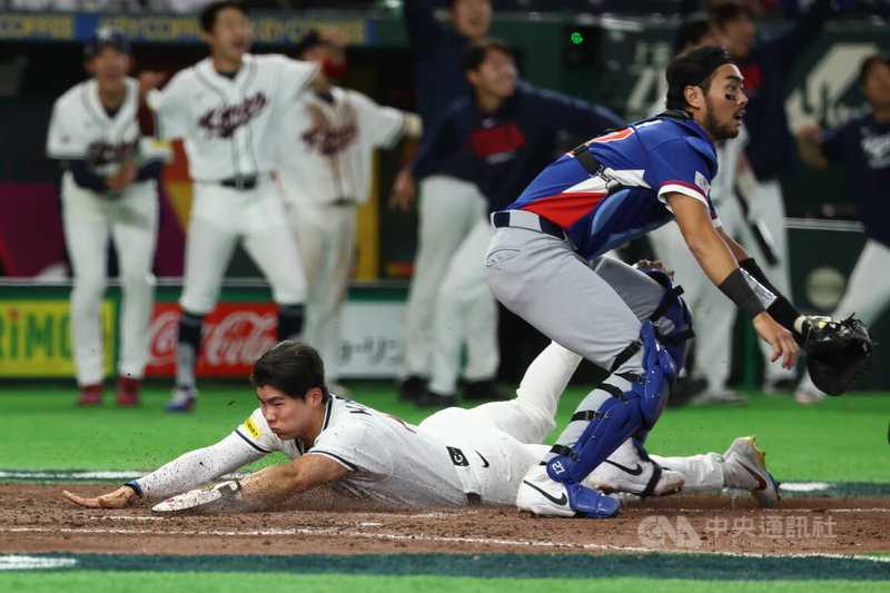 世界棒球經典賽（WBC）8日中午在日本東京巨蛋上演台韓大戰，8局下韓國隊打者獲保送後，韓國隊二壘安打追平比分，兩隊4比4暫時平手。中央社記者王騰毅東京攝  115年3月8日