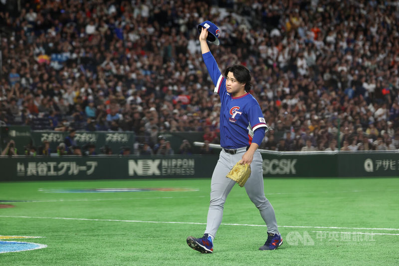 世界棒球經典賽（WBC）8日在日本東京巨蛋上演台韓大戰，台灣隊孫易磊（圖）中繼投1.2局失1分，他退場時高舉球帽，感謝球迷支持。中央社記者王騰毅東京攝　115年3月8日