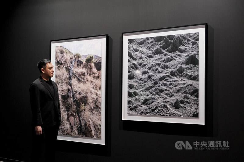 台灣視覺藝術家劉呈祥（圖）攜作品「焦痕與微光」插旗西班牙最重要藝術盛會「馬德里ARCO藝博會」，展出去年在西國南部荷納瓜希爾鎮小鎮博物館駐村成果中3件作品，融合台灣創作能量與西國地質記憶。中央社記者胡家綺馬德里攝　115年3月8日