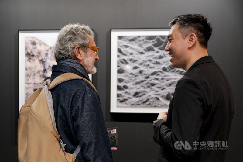 台灣視覺藝術家劉呈祥(右)2025年至西班牙荷納瓜希爾鎮小鎮博物館駐村創作2個月,精選駐村成果中3件作品,以「焦痕與微光」為主題,插旗西班牙最具國際指標性的藝術盛會「馬德里ARCO藝博會」,劉呈祥也親赴展會與全球藝術界人士交流。中央社記者胡家綺馬德里攝 115年3月8日