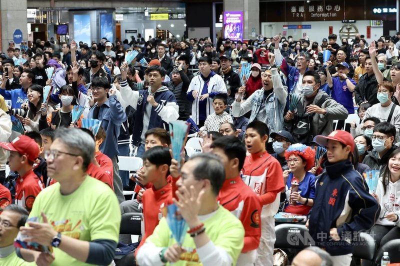 世界棒球經典賽（WBC）台灣隊8日與韓國隊交手，中華電信在台北車站舉行「全台集氣 最強應援在中華」公播活動，讓球迷一起為WBC台灣隊加油。中央社記者張皓安攝　115年3月8日