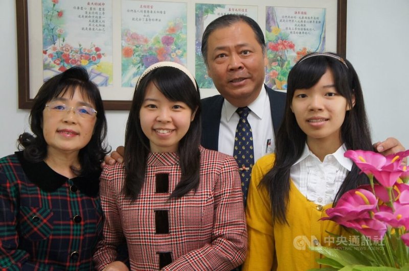 澎湖縣長陳光復因傷昏迷住院，2名女兒選擇留職停薪返台，協助母親一起守護漫長的復健之路，除傳達大家的關心，並向所有鄉親報平安。（取自陳光復臉書）中央社　115年3月8日