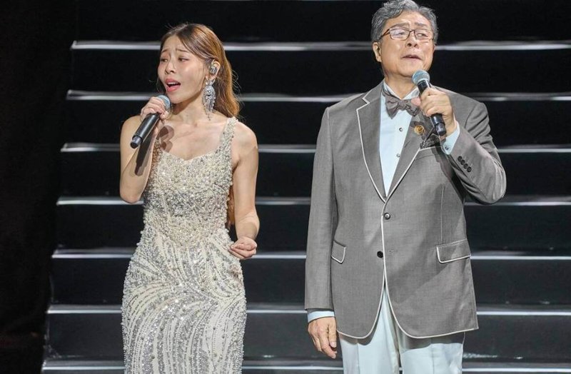 歌手楊烈（右）展開「自由之地」巡迴演唱會，台北場第2場8日在台灣戲曲中心舉行，他邀請歌手鍾綺（左）一起對唱經典名曲「思慕的人」。（印太戰略智庫提供）中央社記者洪素津傳真　115年3月8日