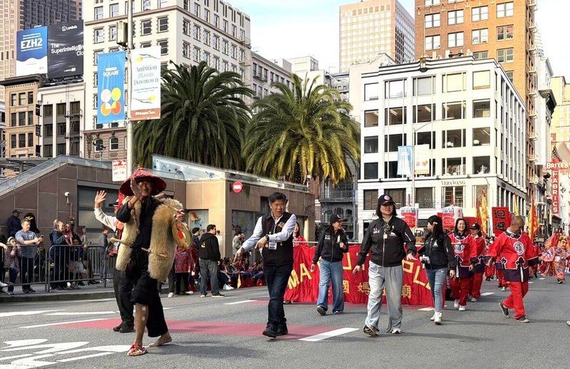 象徵神明出巡前導的「報馬仔」頭戴斗笠、反穿羊皮襖、捲起一腳的褲管，首度現身舊金山農曆新年遊行。（觀光署提供）中央社記者張欣瑜舊金山傳真　115年3月8日